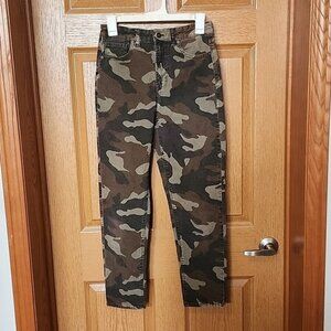 Women's American Eagle Mom Jean Super Stretch Corduroy Camo Size 2 EUC 26" Ins